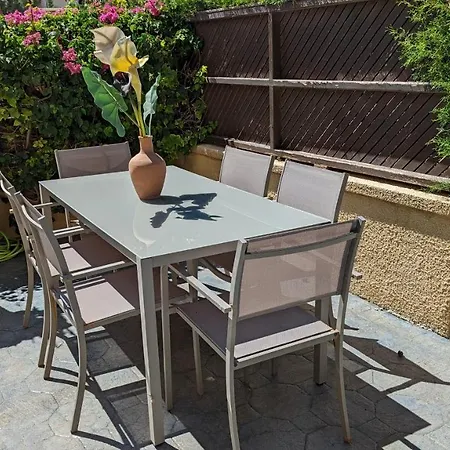 Stylish Garden At Harbour Apartment *